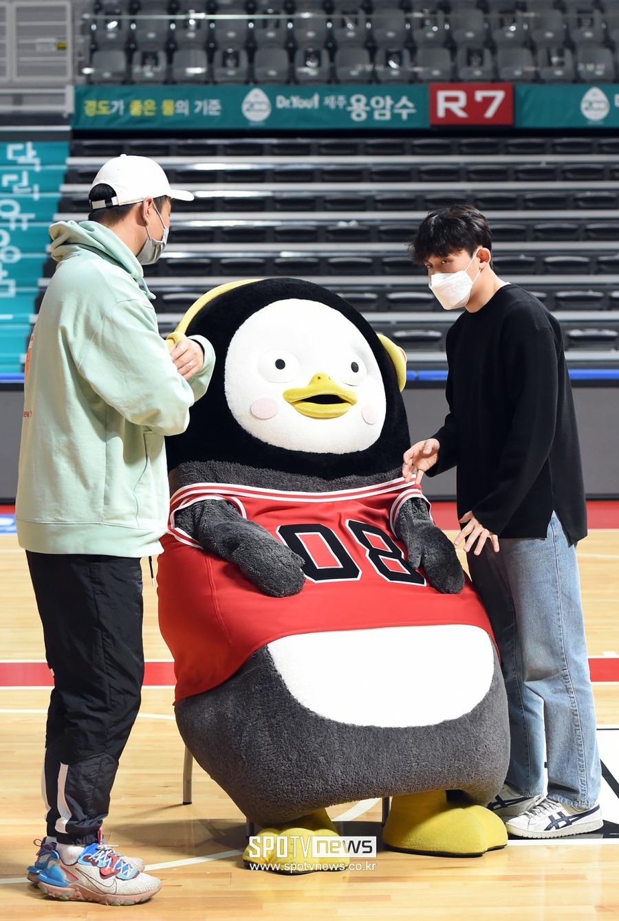 [포토]펭수 '든든한 내 오른 날개는 섭섭한 송충이, 왼 날개는 임문시기'