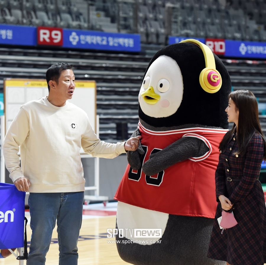 [포토]허재에게 농구 속성 과외 받는 펭수
