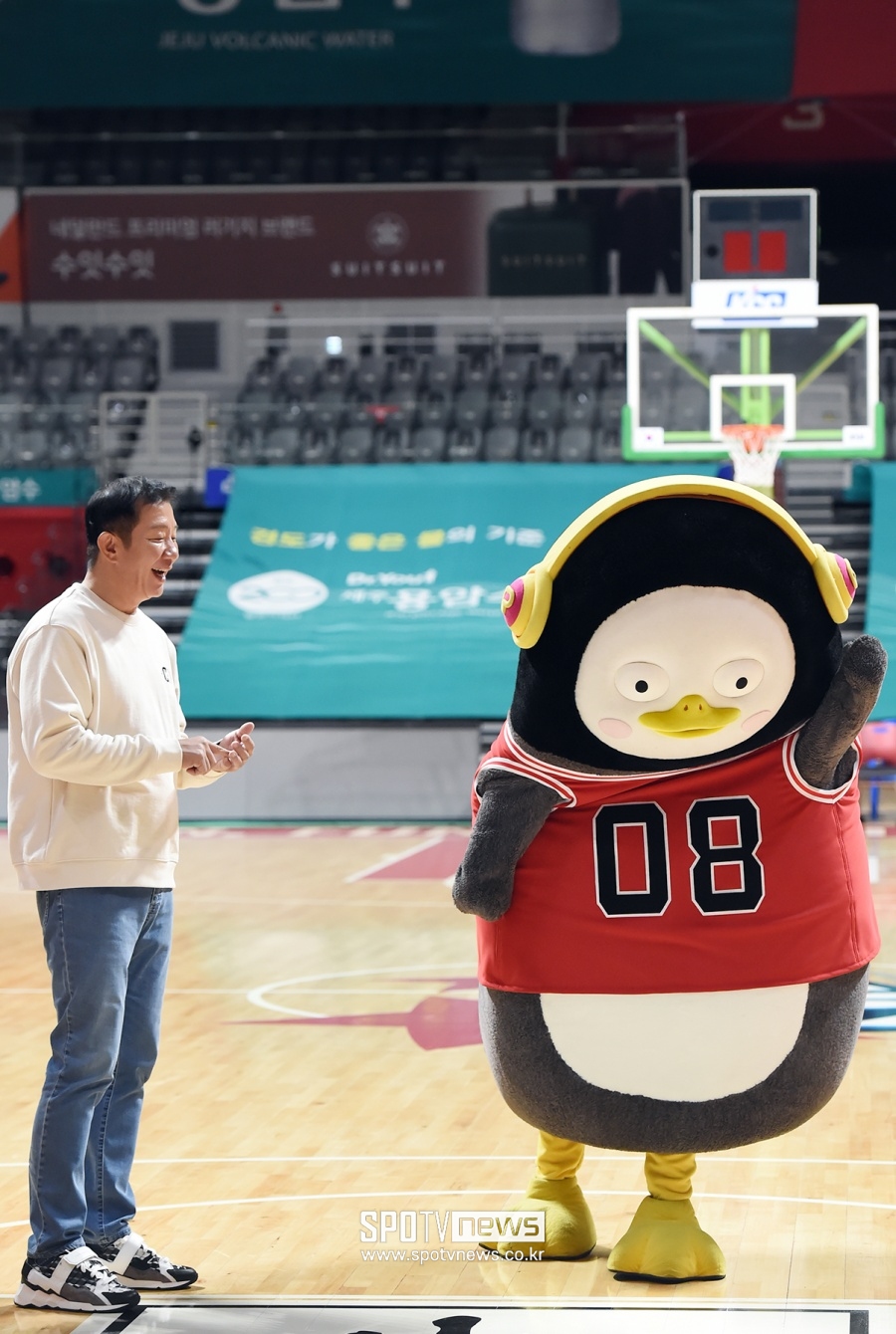 [포토]펭수 '허재 선배님에게 10살 애교 발사!'