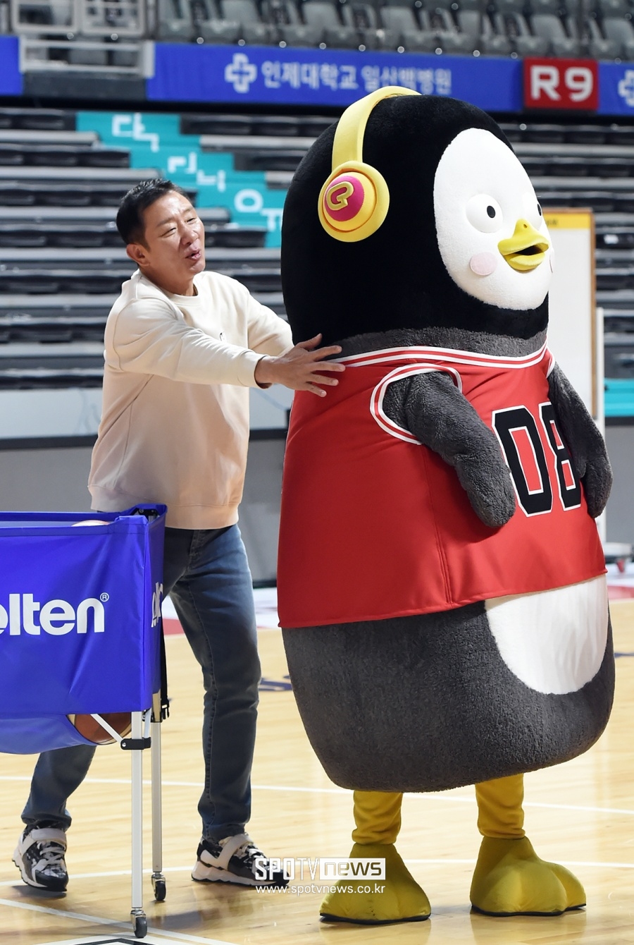 [포토]'유튜버 선배' 펭수의 관심이 다급한 '유튜버 신인' 허재