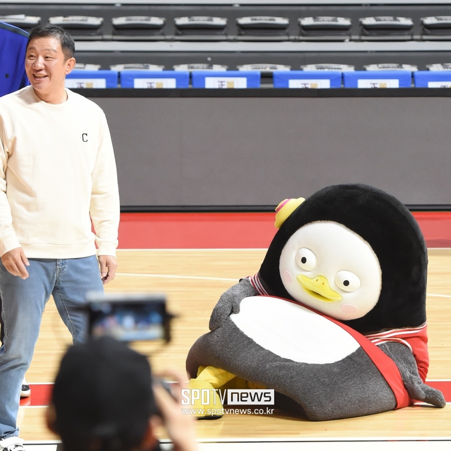 [포토]'농구 대통령' 허재 앞에서 농구로 벽 느낀 '10살' 펭수