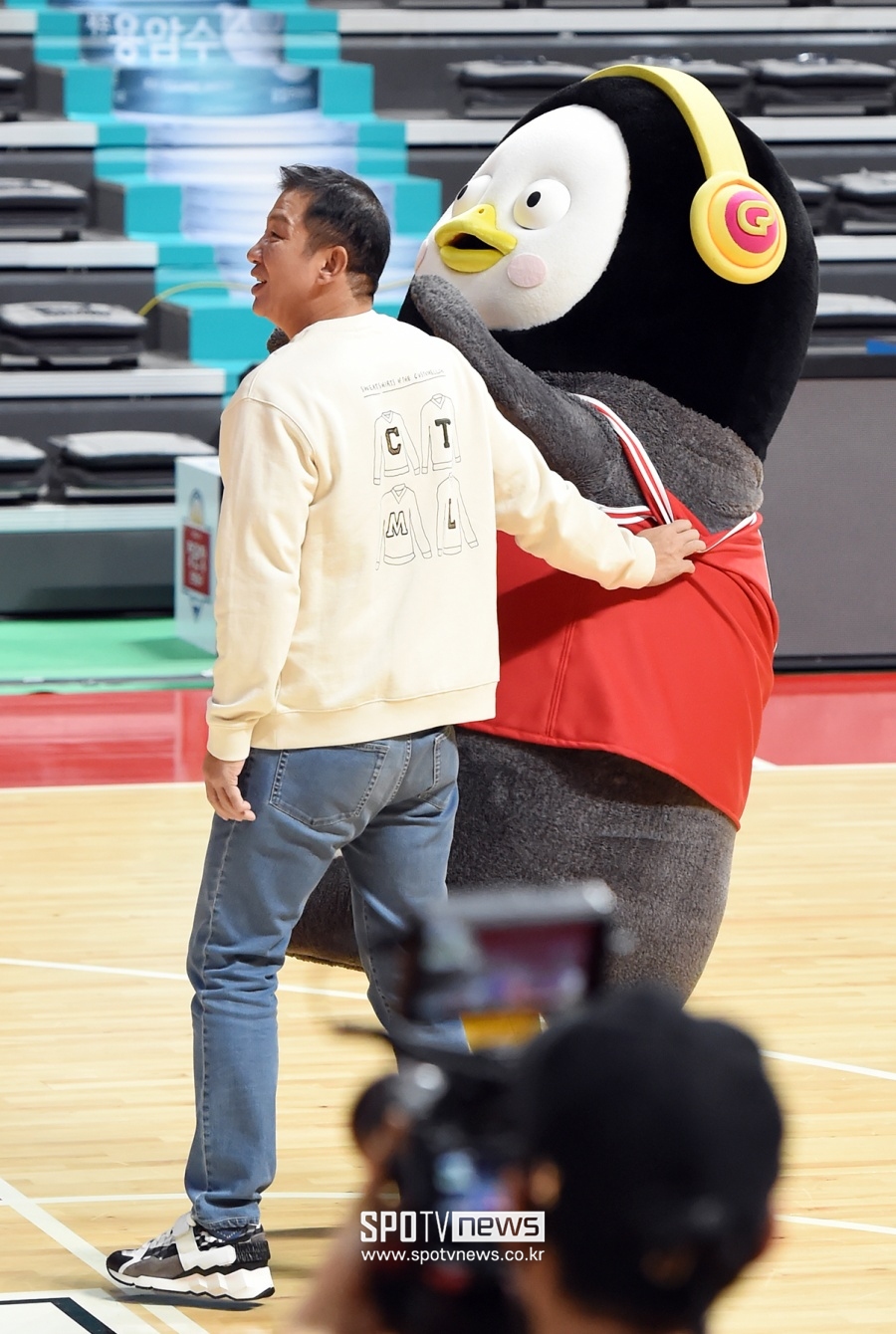 [포토]허재에게 블록 당하는 펭수