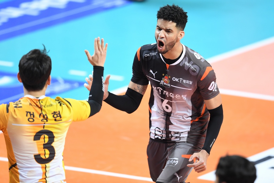 '레오 미쳤다' OK금융그룹 3-2 대역전승…우리카드 9연승 저지