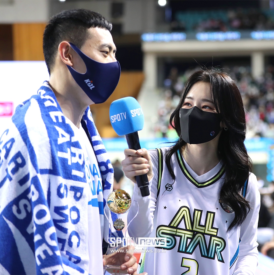 [포토S] 3점슛 1위 이관희 인터뷰 하는 노윤주 아나운서