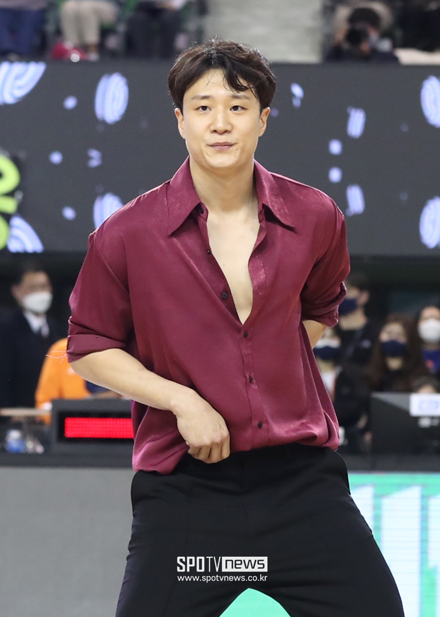 [포토S] '댄서 변신' 허웅, 버건디 셔츠가 찰떡