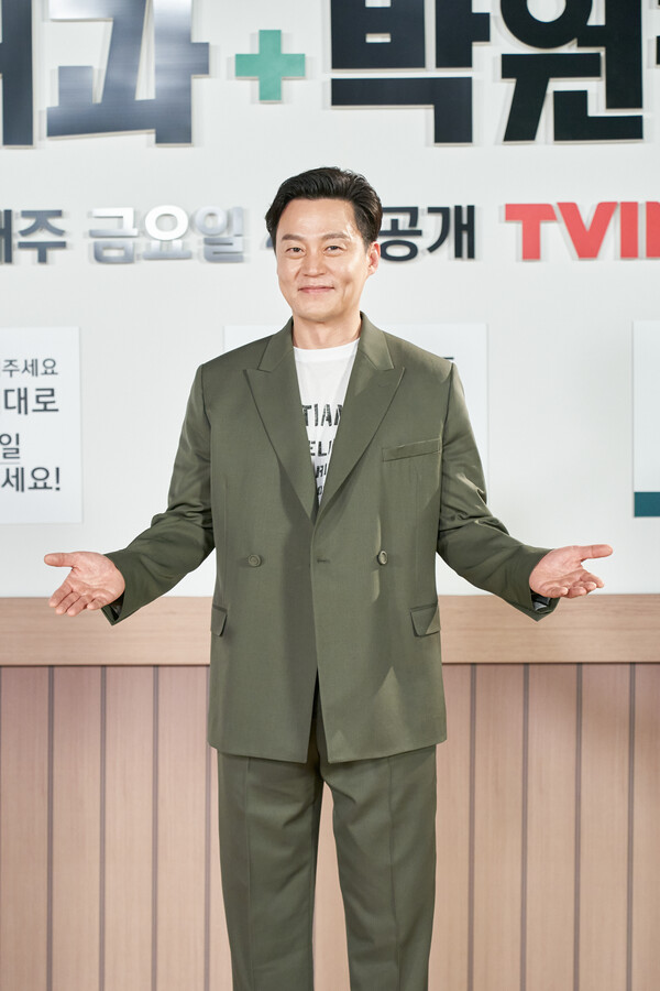 ▲ 이서진이 18일 티빙 '내과 박원장' 제작발표회에 참석해 포즈를 취하고 있다. 제공|tvN