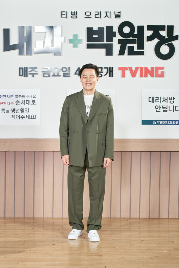 ▲ 이서진이 18일 티빙 '내과 박원장' 제작발표회에 참석해 포즈를 취하고 있다. 제공|tvN