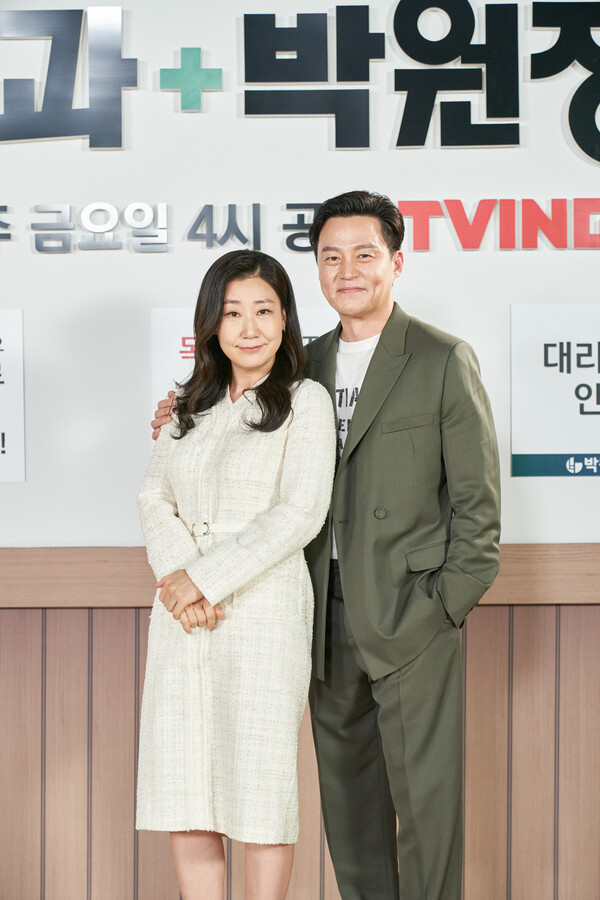 ▲ 라미란(왼쪽), 이서진이 18일 티빙 '내과 박원장' 제작발표회에 참석해 포즈를 취하고 있다. 제공|tvN
