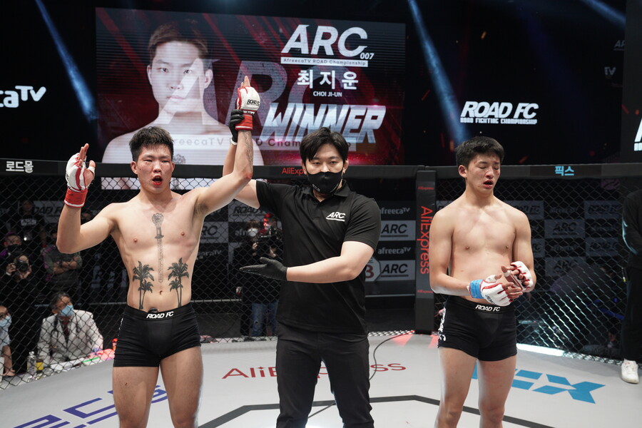 ▲ '고1 파이터' 권민우(맨 오른쪽)가 2경기 연속 인상적인 경기력을 보였다. ⓒ 로드FC