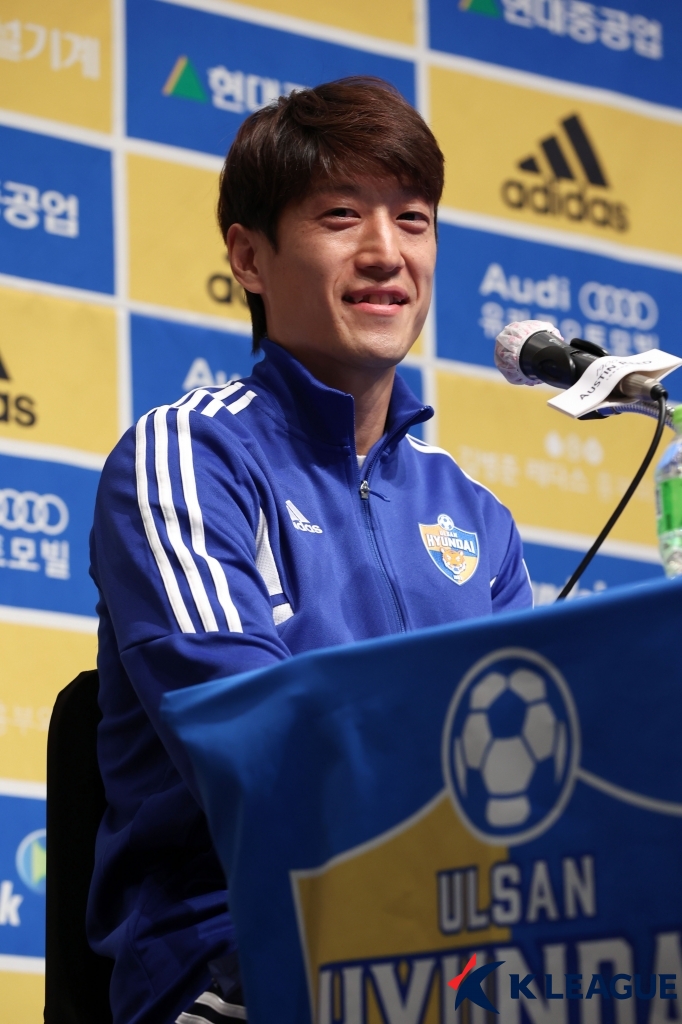 ▲ 이청용이 19일 '울산현대축구단 2022시즌 동계 전지훈련 공식 미디어데이'에 참석해 인터뷰를 하고 있다 ⓒ한국프로축구연맹