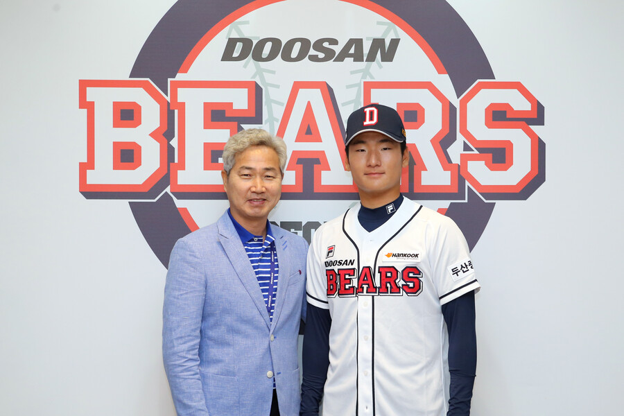 ▲ 두산 베어스 이복근 2군 감독(왼쪽)이 스카우트 팀장 시절 2018년 1차지명 투수 곽빈과 기념촬영을 하고 있다. ⓒ 두산 베어스