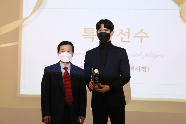 대한태권도협회 양진방 회장(왼쪽)과 이대훈. ⓒ대한태권도협회