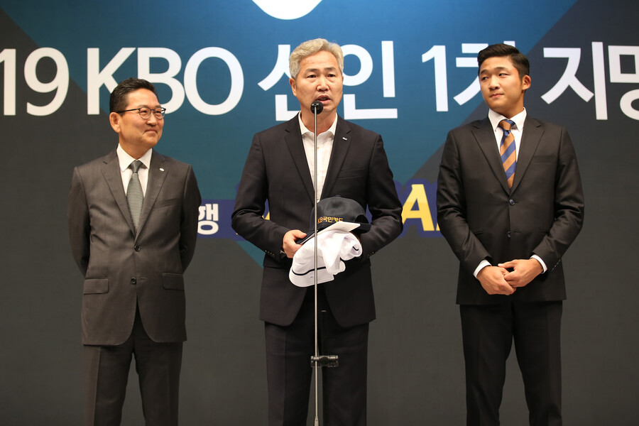 ▲ 왼쪽부터 두산 베어스 전풍 사장, 이복근 2군 감독, 2019년 1차지명 외야수 김대한 ⓒ 두산 베어스