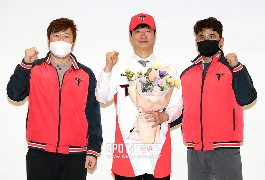 ▲ 왼쪽부터 KIA 타이거즈 최형우, 김종국 신임 감독, 장정석 단장 ⓒ 광주, 곽혜미 기자