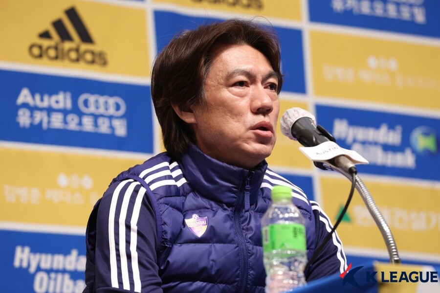 ▲ 홍명보 감독이 19일 거제에서 열린 미디어데이에서 2022년 목표와 그동안 느낀점을 말하고 있다 ⓒ한국프로축구연맹