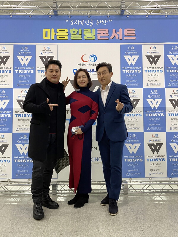 ▲ 방송인 김현욱(오른쪽)이 코로나 시대를 견뎌내는 소상공인들을 위한 마음 힐링 콘서트를 열었다. 제공|김현욱