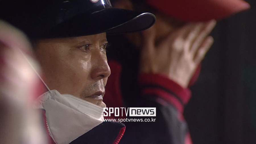 ▲ 덕수고 정윤진 감독이 2021년 제49회 봉황대기 전국고교야구대회 우승 후 눈물을 글썽이고 있다.