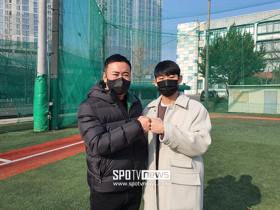 ▲ 덕수고 정윤진 감독(왼쪽)이 서울대에 합격한 제자 이서준과 다정하게 주먹을 부딪치며 포즈를 취하고 있다. ⓒ덕수고, 이재국 기자