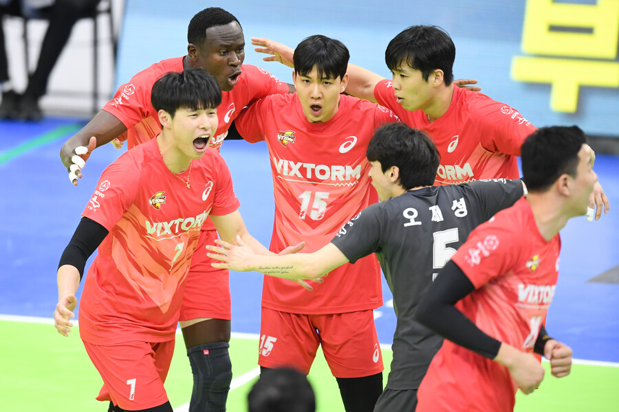 '4위 도약' 한국전력, OK금융 잡고 2연승으로 4R 마무리