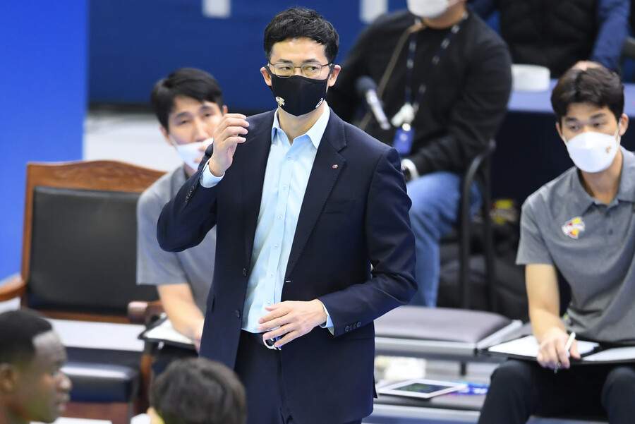 '2연승·4위 점프' 한국전력 장병철 감독 "중상위권 도약의 발판 됐다"