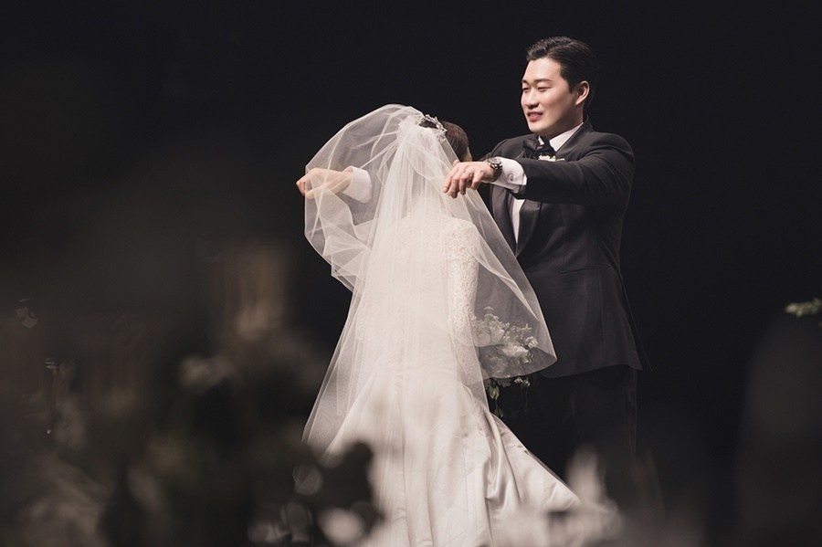 ▲ 삼성 오승환이 결혼식에서 신부의 얼굴을 가린 면사포를 열어젖히고 있다.  ⓒ스포츠인텐리전스그룹