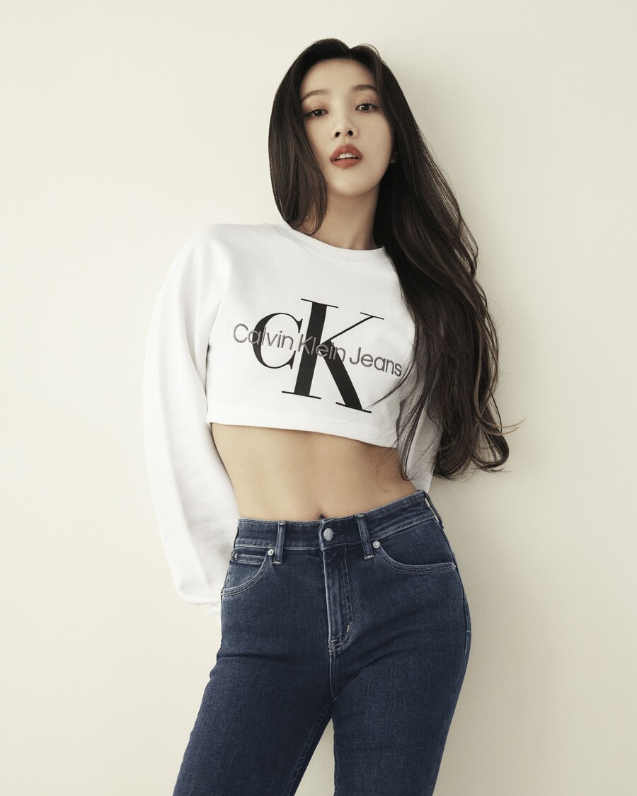 조이, 매끈한 복근…흰 티에 청바지가 이렇게 섹시하네