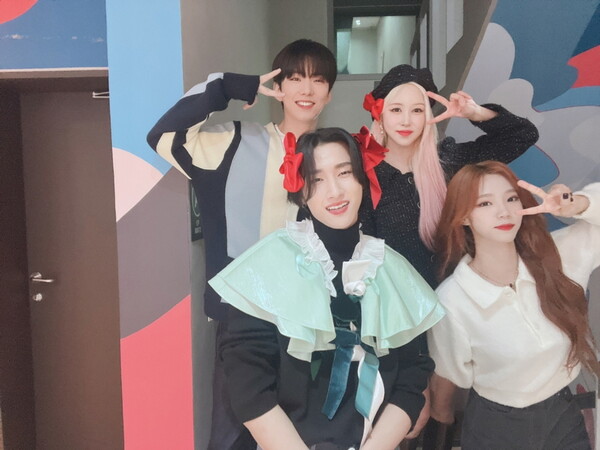 ▲ '슈퍼 그럼요'를 함께 한 몬스타엑스와 우주소녀 쪼꼬미. 제공|스타쉽엔터테인먼트