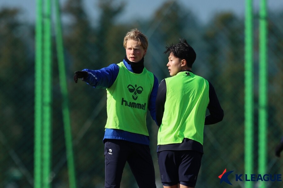 ▲ 수원FC의 니실라와 이승우 ⓒ한국프로축구연맹