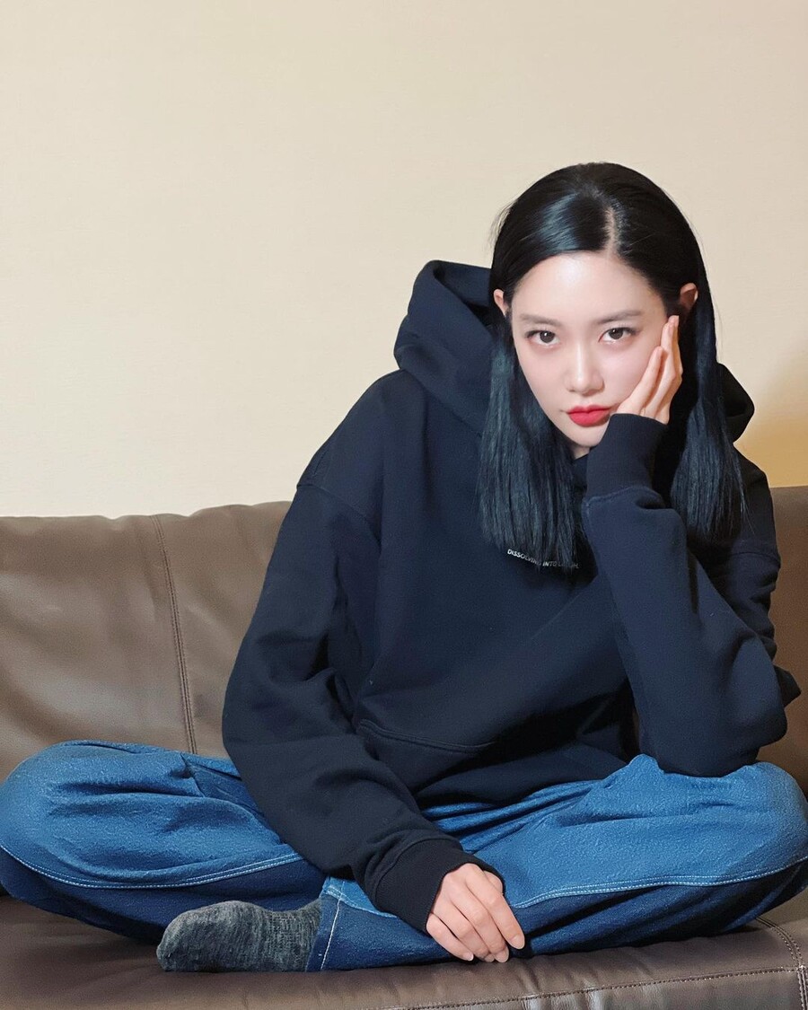 클라라, 이런 수수한 매력도 있네…노출 하나 없어도 시선 강탈 비주얼