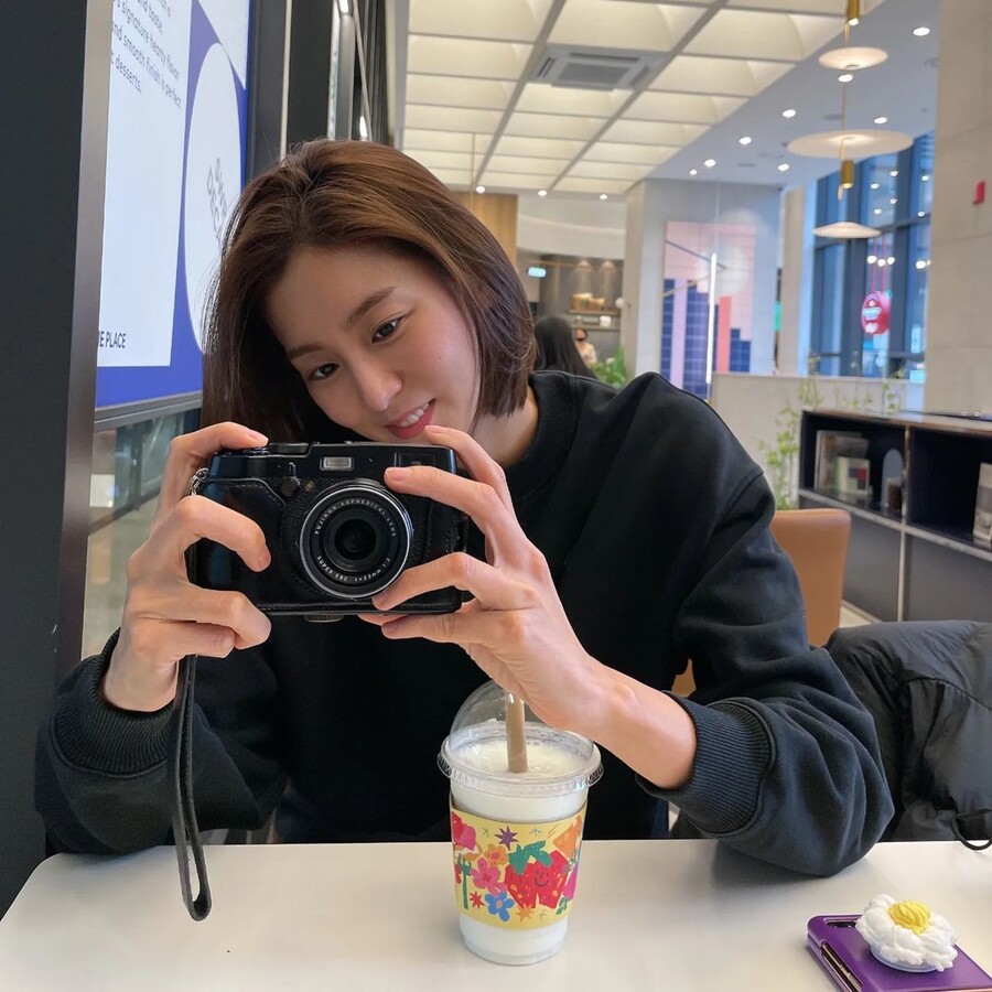 유이, 누구랑 데이트하길래 신났나…깡마른 손으로 카메라 쥐고 "찰칵"
