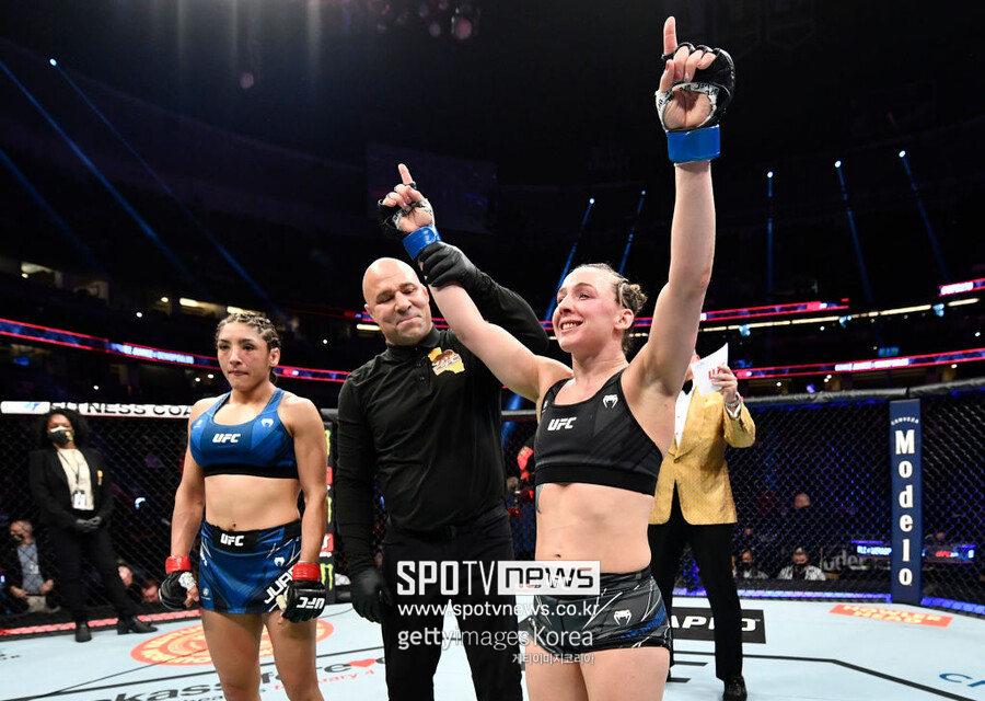 ▲ 데모폴로스는 UFC 첫 승리를 위해 스트리퍼를 그만두고 훈련에만 집중했다.