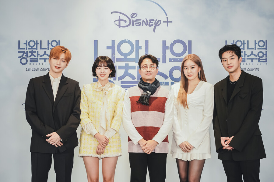 ▲ 강다니엘, 채수빈, 김병수 PD, 박유나, 이신영(왼쪽부터)이 26일 디즈니플러스 '너와 나의 경찰수업' 제작발표회에 참석해 포즈를 취하고 있다. 제공|디즈니플러스