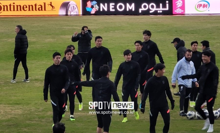 ▲ 26일 레바논 시돈 사이다 무니시팔 국제경기장에서 잔디 적응 훈련을 진행하는 한국 남자축구 대표팀 ⓒ김건일 기자
