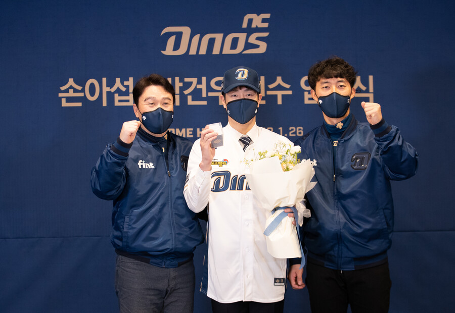 ▲  왼쪽부터 NC 다이노스 이동욱 감독, 박건우, 노진혁 ⓒ NC 다이노스