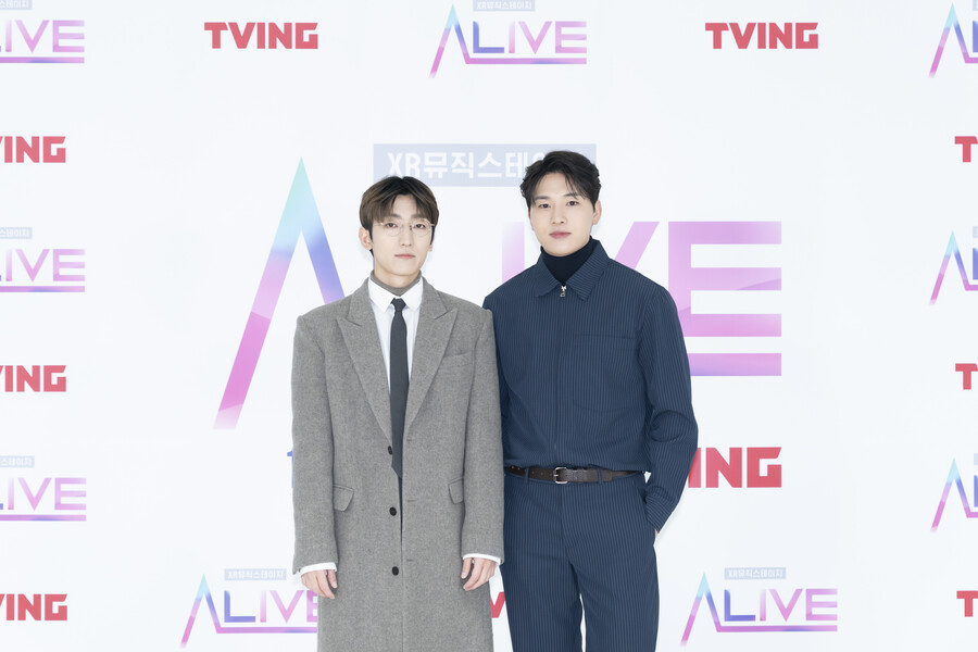 ▲ 멜로망스가 27일 티빙 오리지널 '얼라이브' 제작발표회에 참석해 포즈를 취하고 있다. 제공|티빙