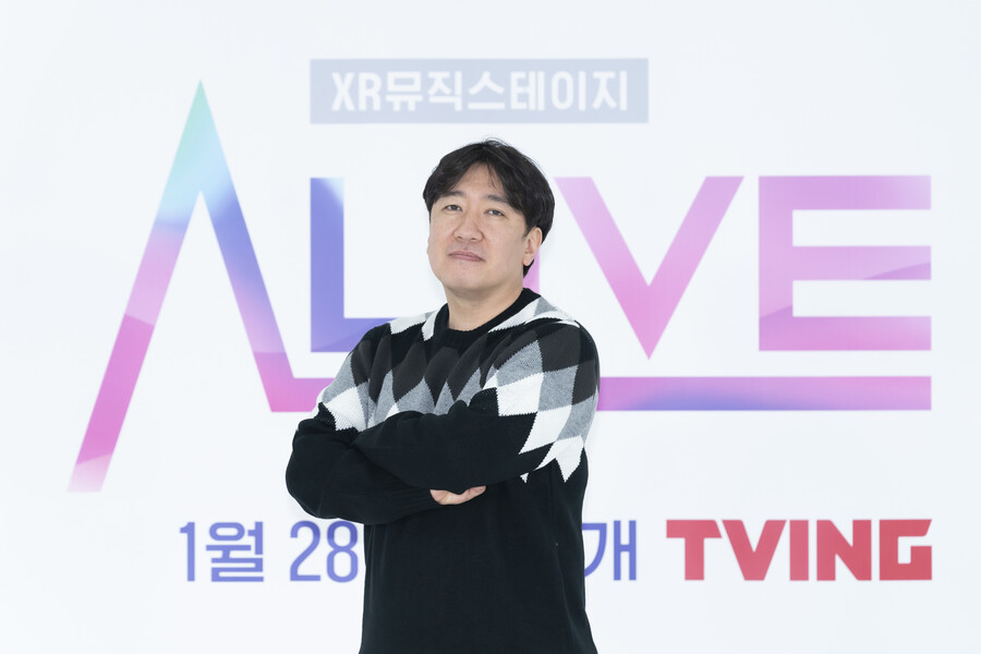 ▲ 이선우 PD가 27일 티빙 오리지널 '얼라이브' 제작발표회에 참석해 포즈를 취하고 있다. 제공|티빙