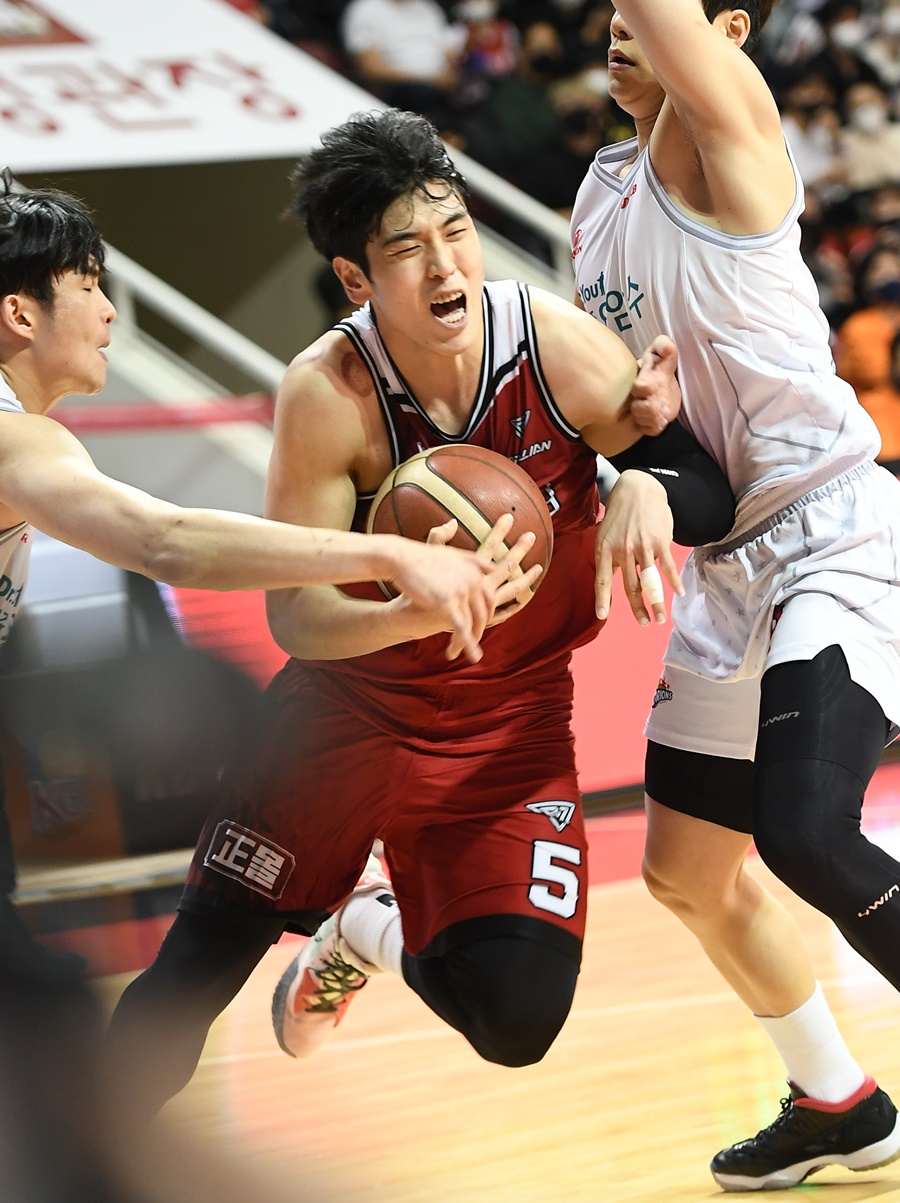 '돌아온 변준형 15득점' KGC, 오리온 꺾고 공동 3위