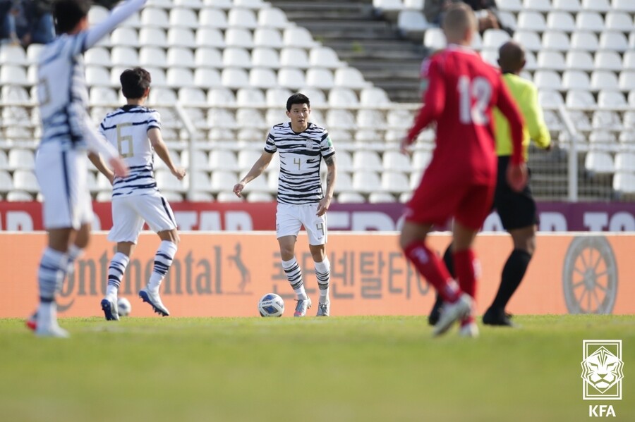 ▲ 볼을 가지고 전방을 바라보는 중앙 수비수 김민재  ⓒ대한축구협회