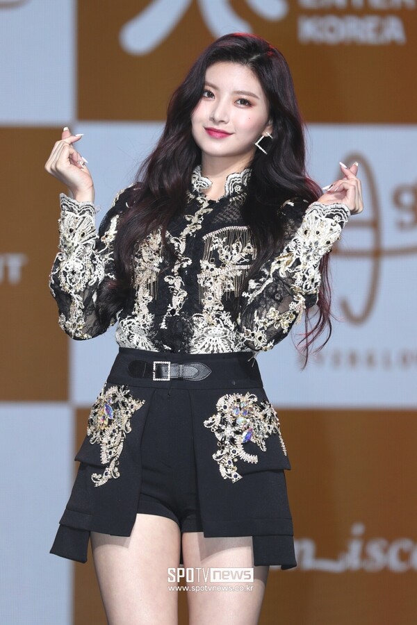 음콘협, 에버글로우 왕이런 '큰절' 논란에 “음악의 본질은 무엇인가” 의문 제기