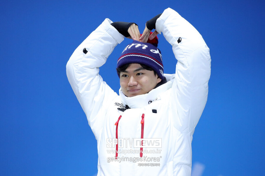 ▲ 김민석이 평창올림픽에서 1500m 동메달을 딴 후 시상대에서 세리머니를 하고 있다.