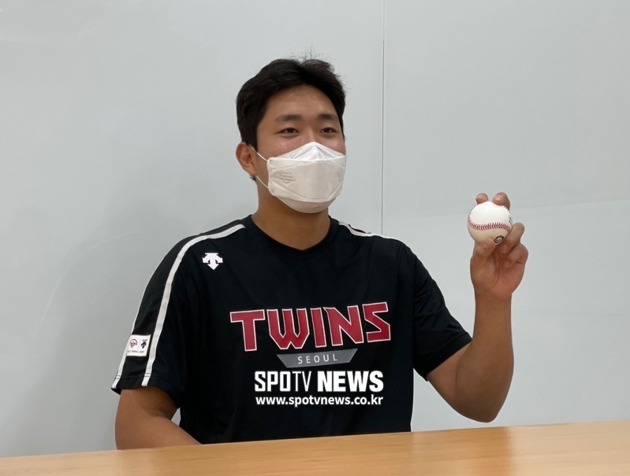 ▲ LG 손주영이 첫 승 기념구를 들고 기뻐하고 있다. ⓒ 잠실, 신원철 기자