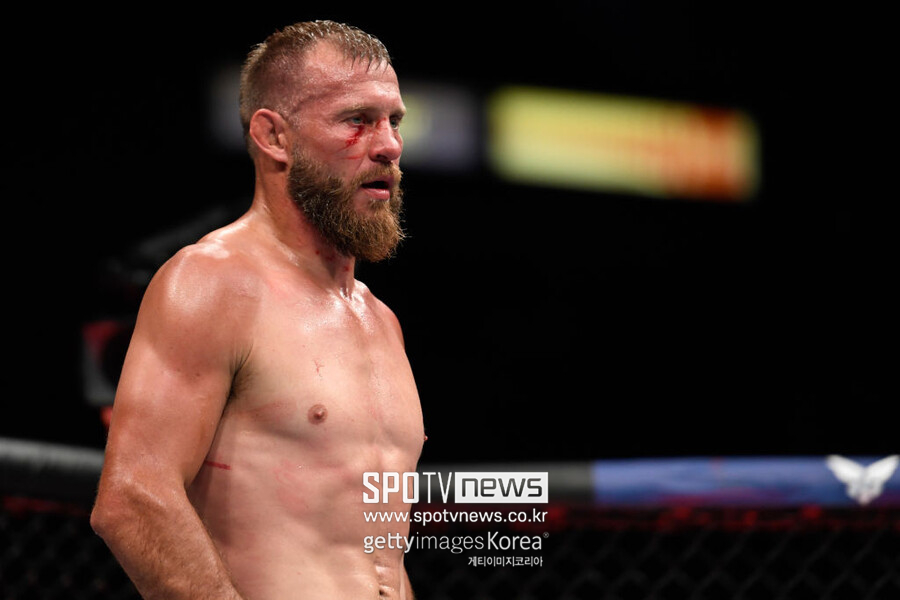 카우보이 세로니, UFC 방출 위기서 외나무다리 승부