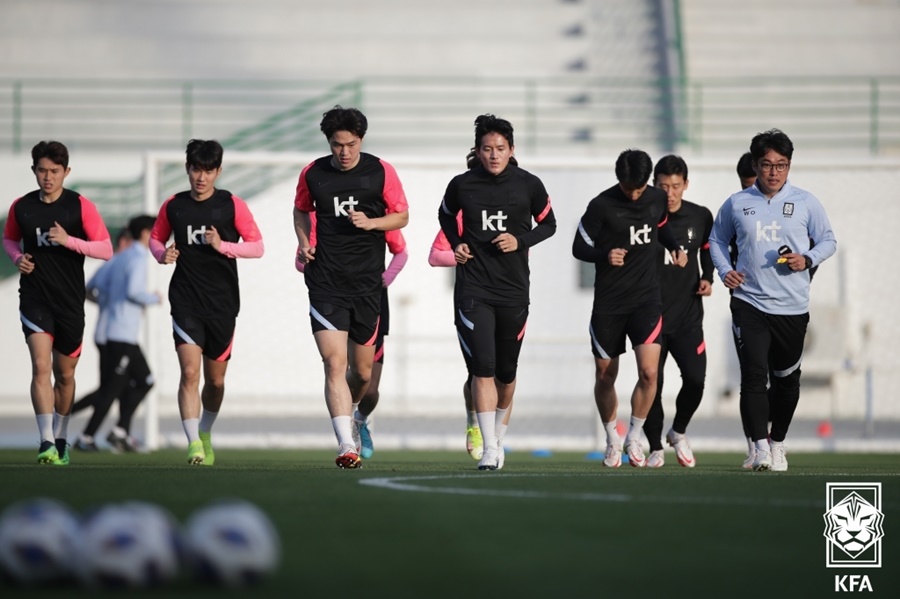 ▲ 28일(한국시간) 두바이 폴리스 스타디움에서 열린 대표팀 첫 훈련에서 홍철(오른쪽에서 네 번째)이 워밍업하고 있다. ⓒ대한축구협회