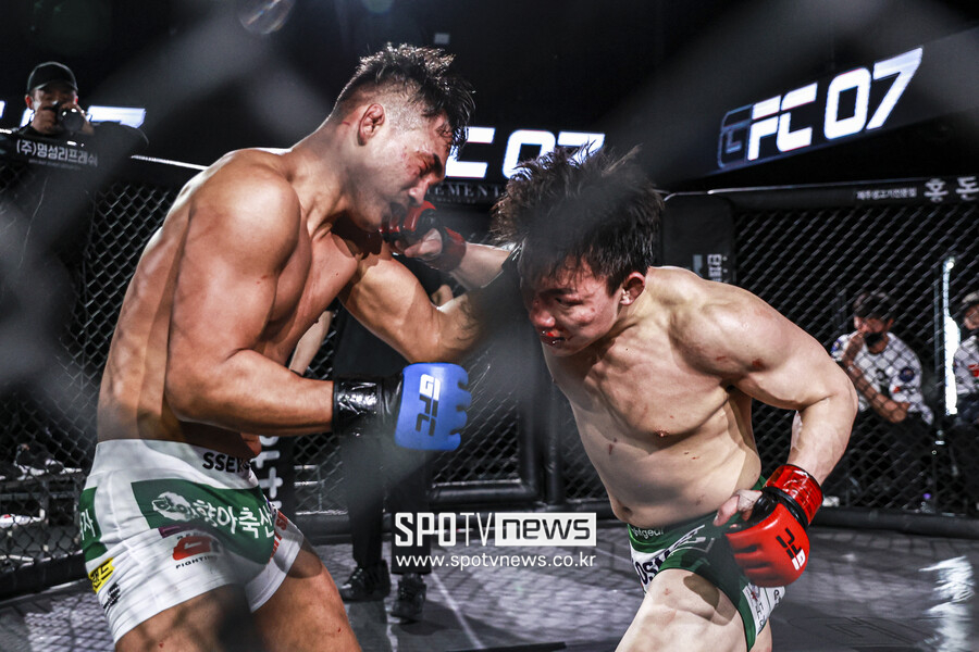 '캡틴 코리아' 정한국, GFC 초대 라이트급 챔피언 등극