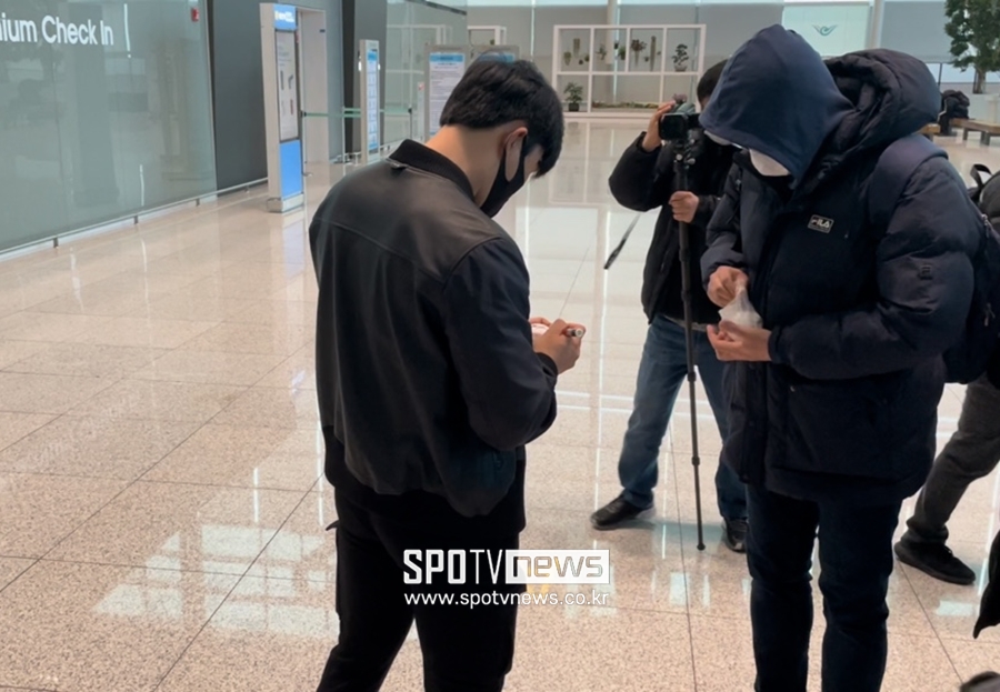 ▲ 김하성은 미국 출국을 앞두고 마지막까지 팬서비스에 최선을 다했다. ⓒ 인천국제공항, 신원철 기자