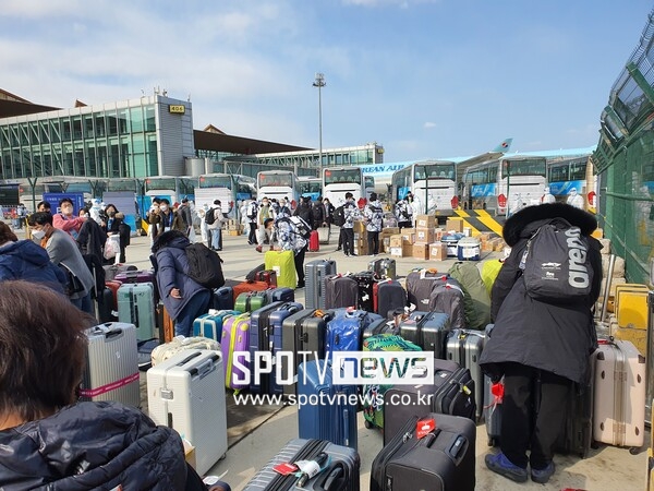 ▲ 한국 선수단 본진이 1월 31일 베이징서우두국제공항에서 각자 짐을 찾는 풍경. ⓒ베이징, 고봉준 기자