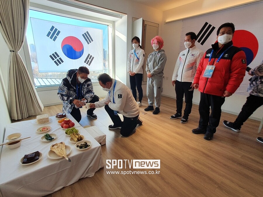 ▲ 한국 선수단이 1일 베이징에서 설 합동 차례를 지냈다. ⓒ대한체육회