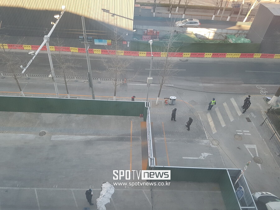 ▲ 올림픽 관계자나 취재진이 묵는 숙소에는 높은 벽이 설치 돼 있다. 안과 밖을 가르는 경계마다 경비 요원들이 진을 치고 있다. ⓒ베이징, 이성필 기자