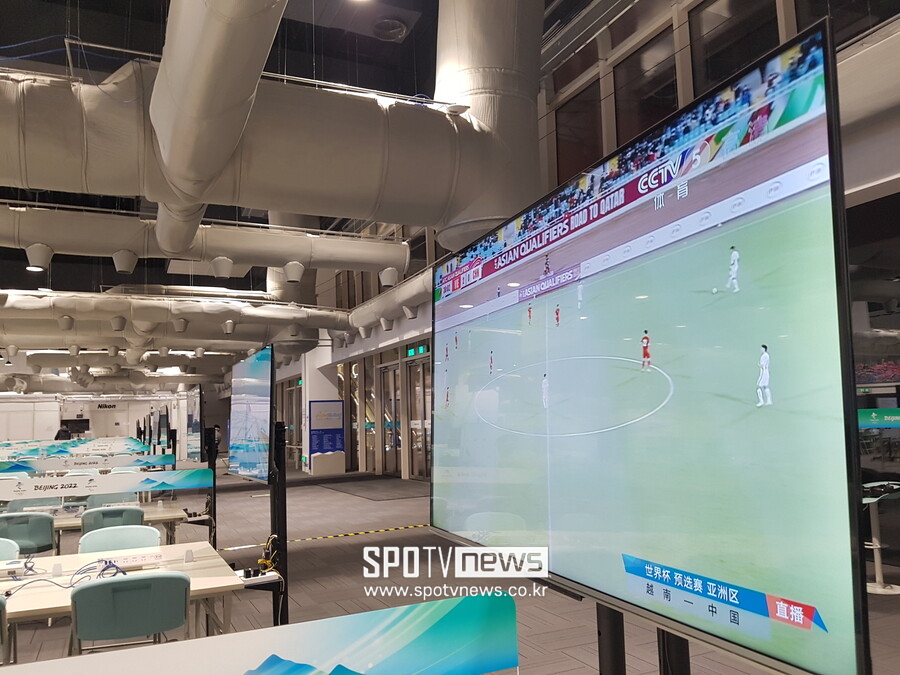 [베이징 NOW]"TV를 꺼버리던지", 中 축구 충격패에 팬심은 조롱과 냉소↑