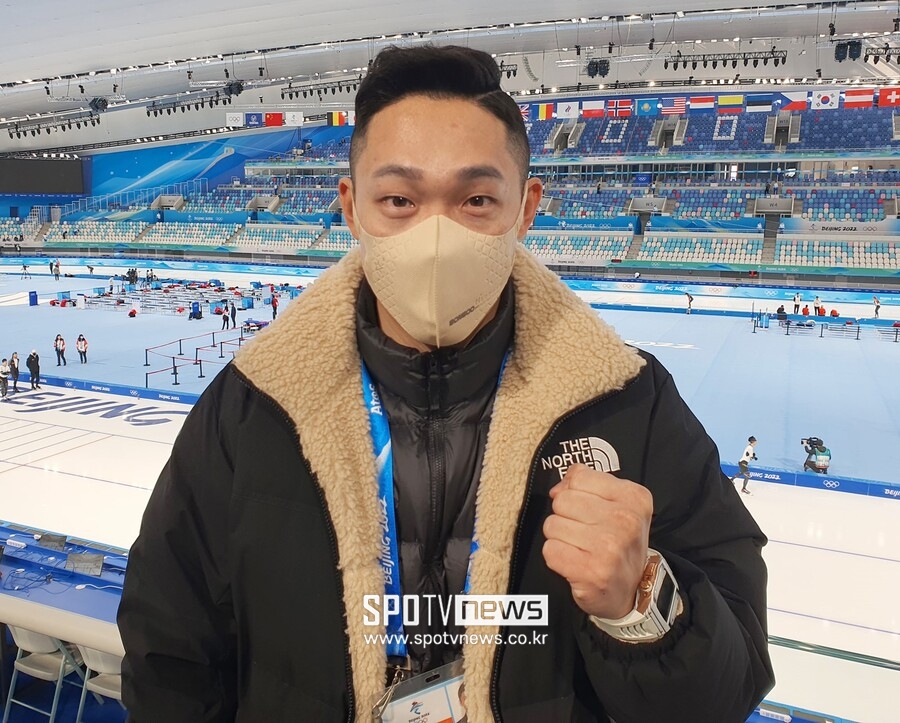▲ 모태범이 4일 베이징 국립스피드스케이팅오벌을 찾아 파이팅을 외치고 있다. ⓒ베이징, 고봉준 기자